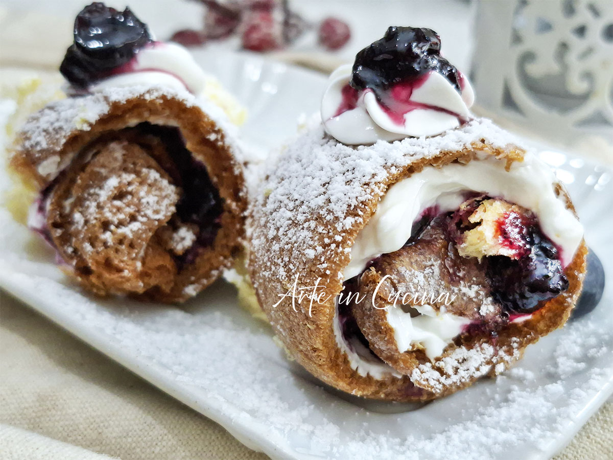 PANDORO-CANNOLI mit Sahne und Heidelbeeren
