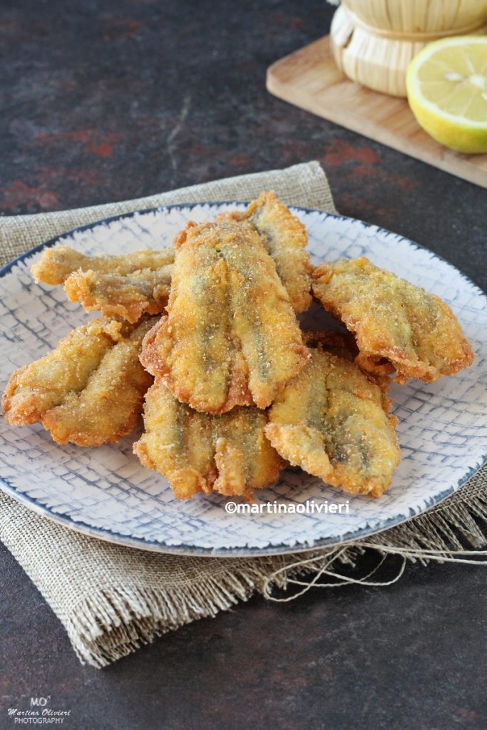 Panierte und frittierte Sardellen