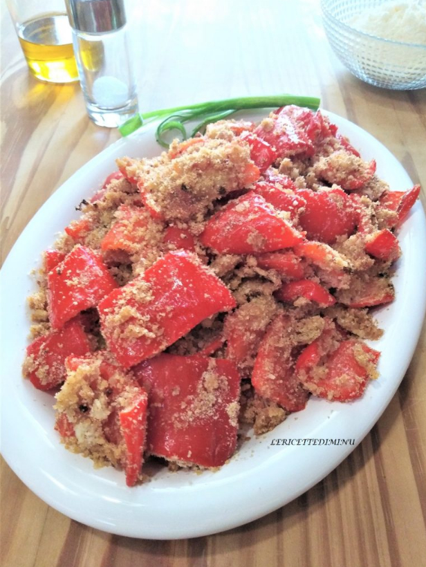Paprika mit Semmelbröseln und Zwiebeln im Ofen