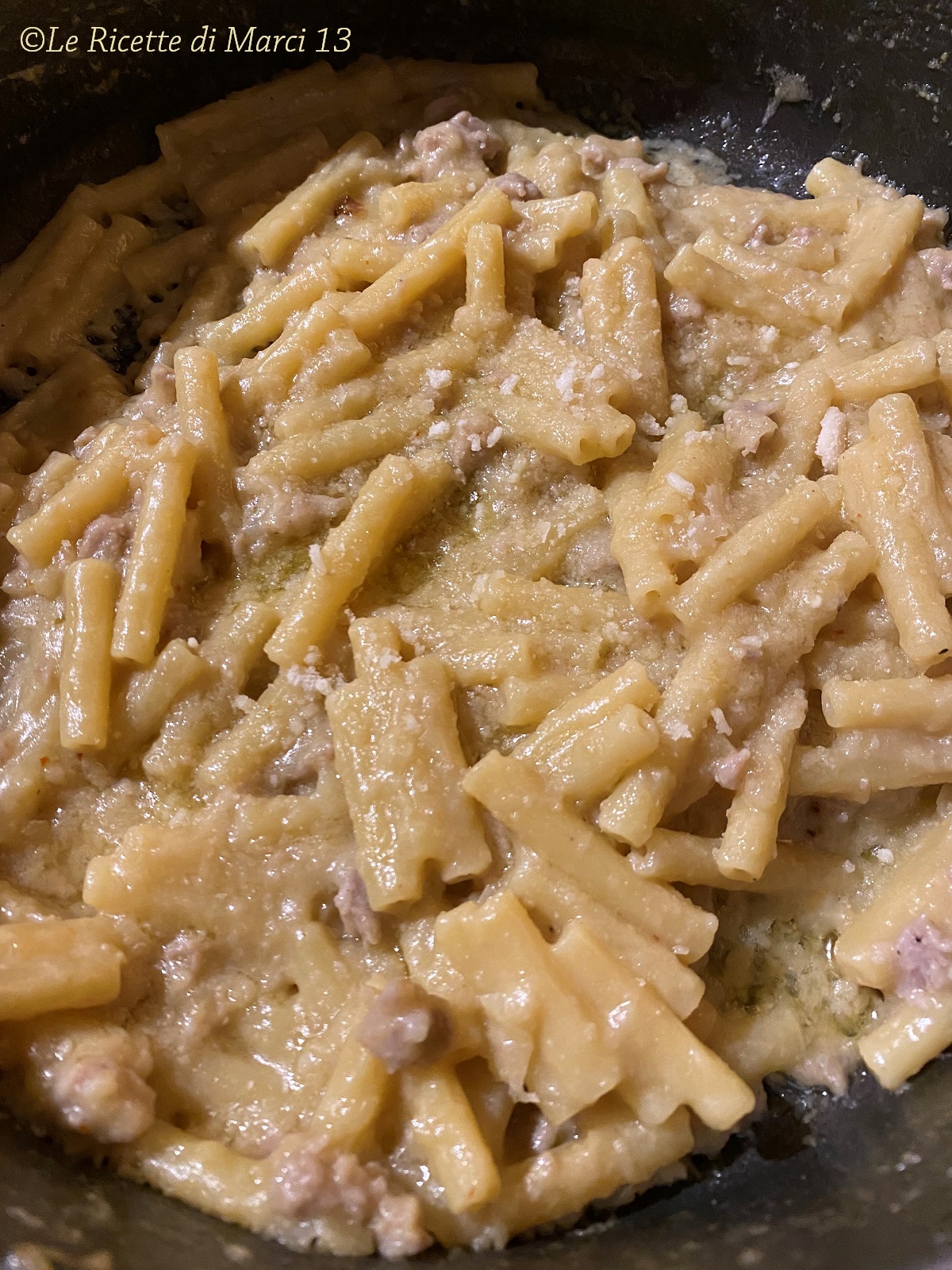 Cremige Mezzanelli mit Kichererbsen und Wurst. Traditionelles neapolitanisches Familienrezept.