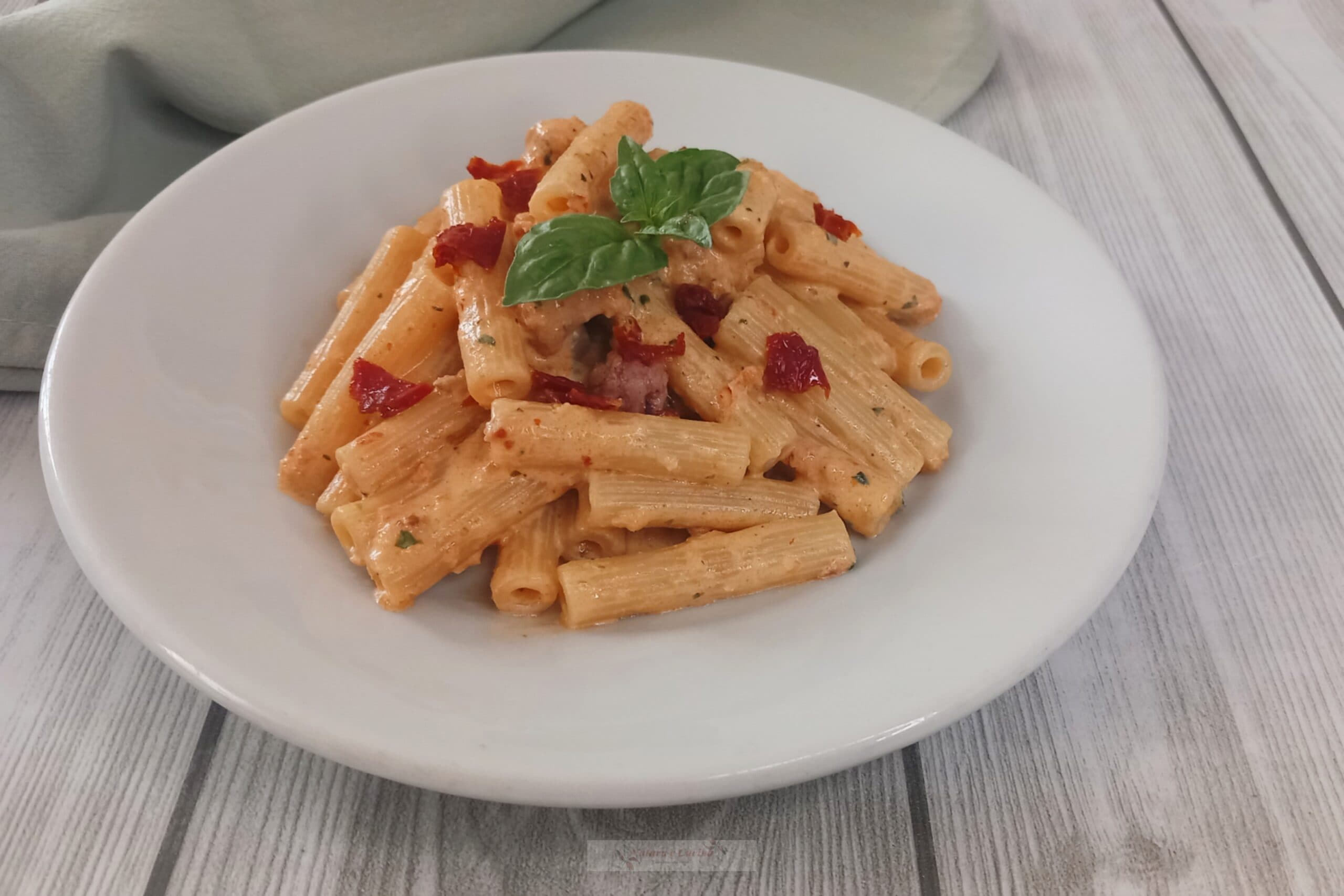 Pasta mit getrockneter Tomaten-Basilikum-Creme und Speck