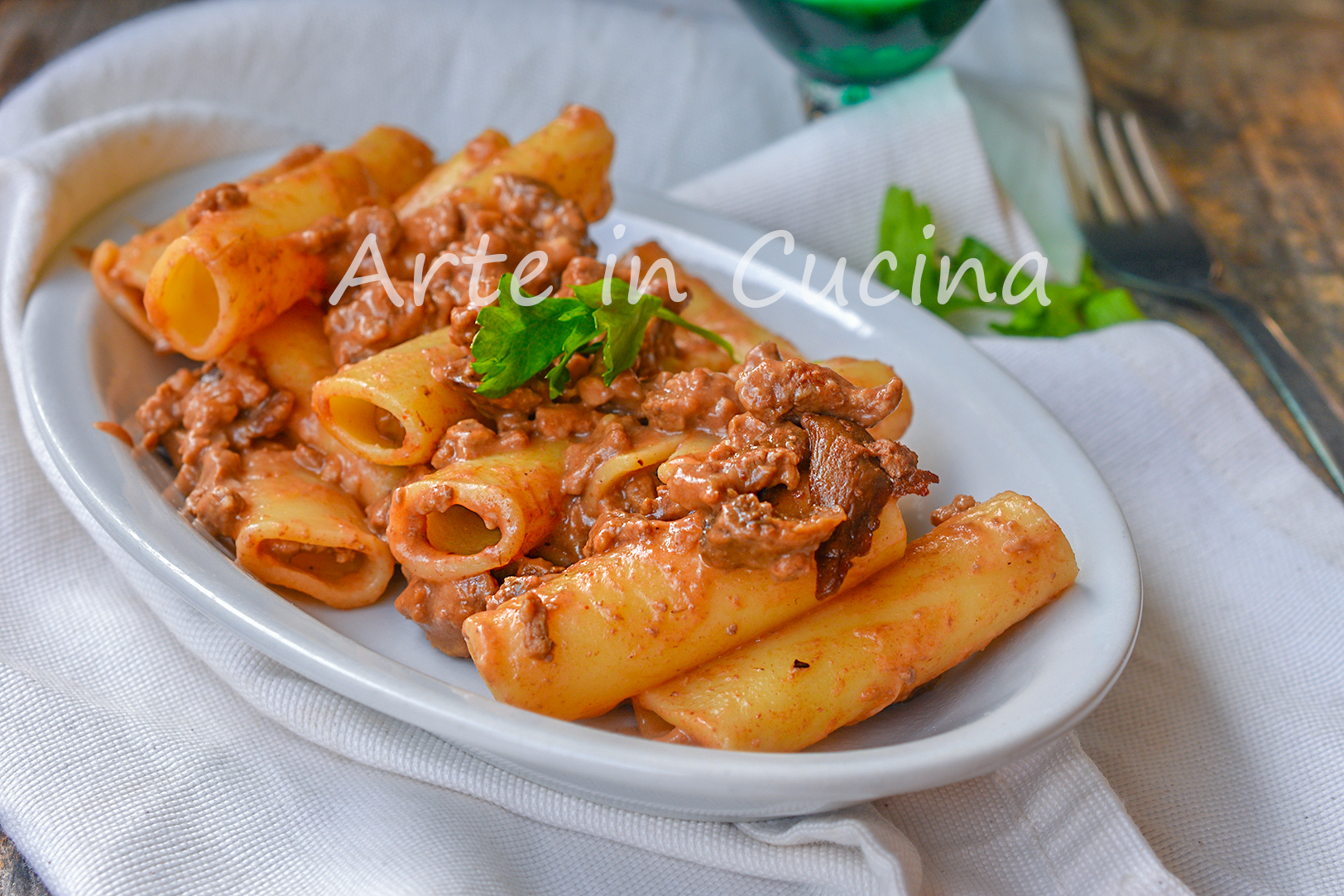 Pasta mit Steinpilzen und Hackfleisch