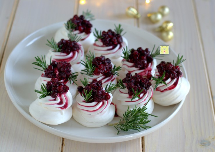 Pavlova-Baum mit Waldbeeren