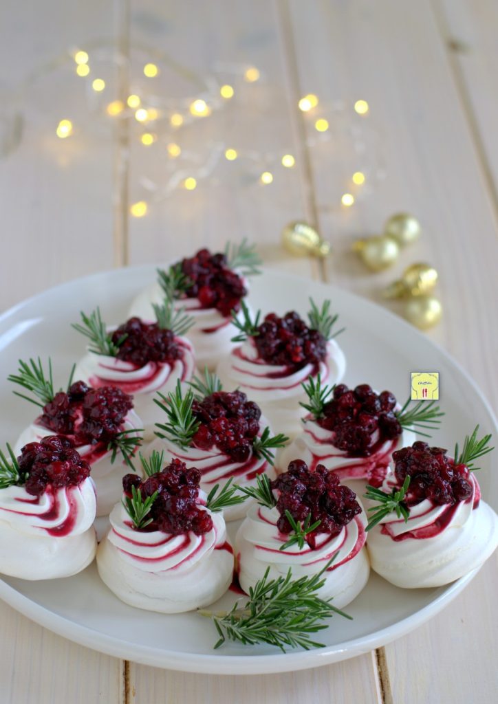Pavlova-Baum mit Waldbeeren gp