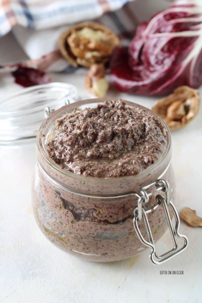 Pesto in die Gläser füllen