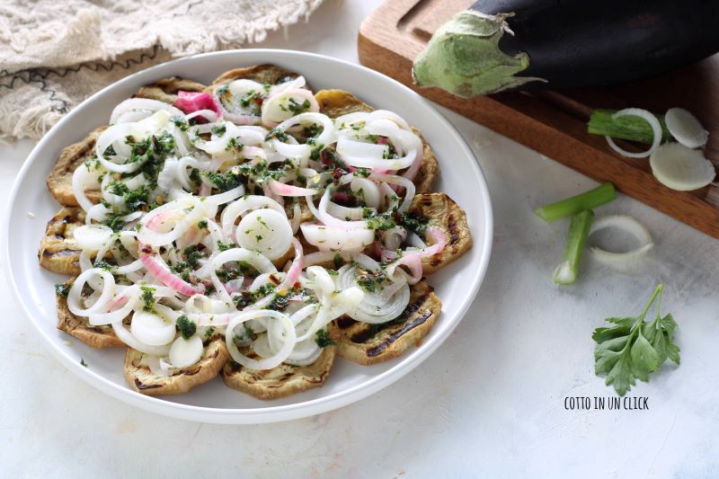 Auberginen-Zwiebel-Salat, sehr schnell und lecker