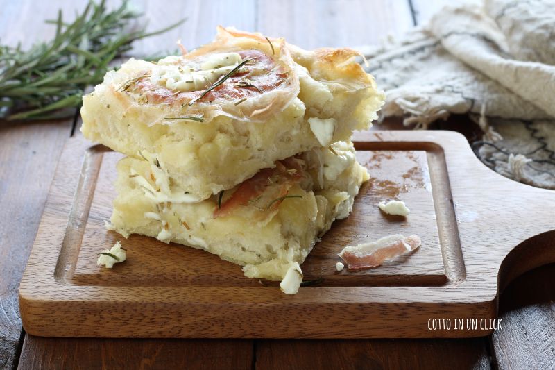 focaccia mit stracchino und speck