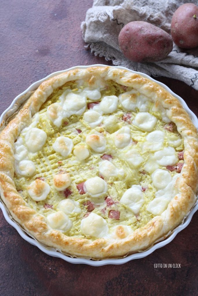 herzhafte Torte mit Kartoffeln, Schinken und Käse