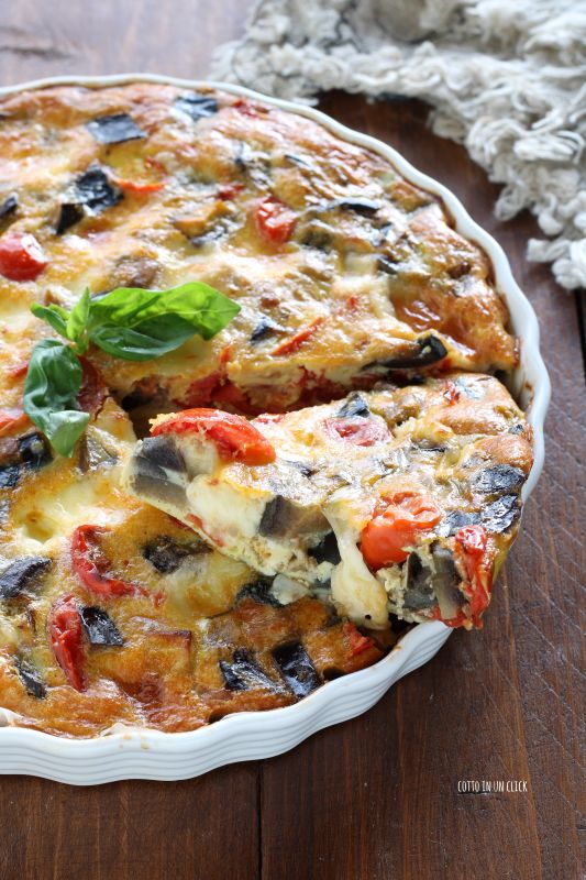 im Ofen gebackenes Omelett mit Auberginen und Kirschtomaten