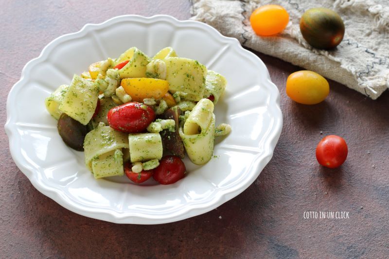 kalte Calamarata mit Kirschtomaten Garnelen und Rucolapesto