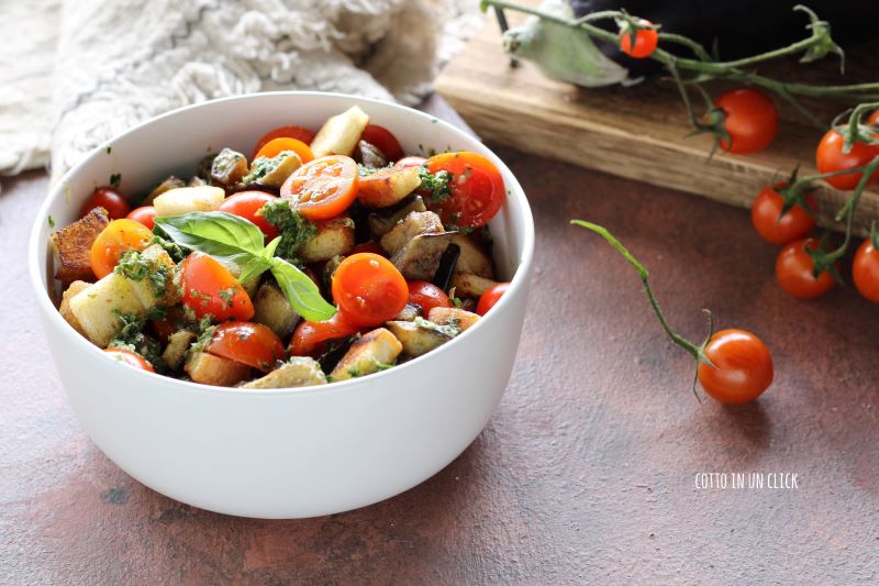 kirschtomaten und auberginen mit knusprigem brot