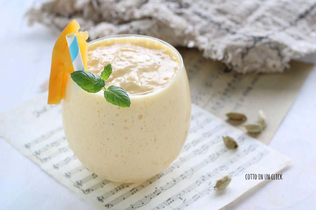 mango-lassi erfrischendes indisches Getränk