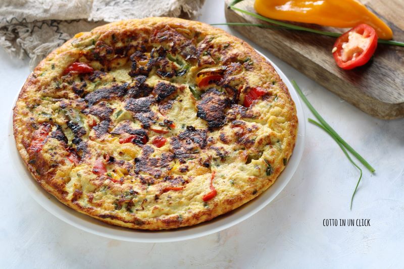 Omelett mit Paprika und Ricotta in der Pfanne, schnell und schmackhaft