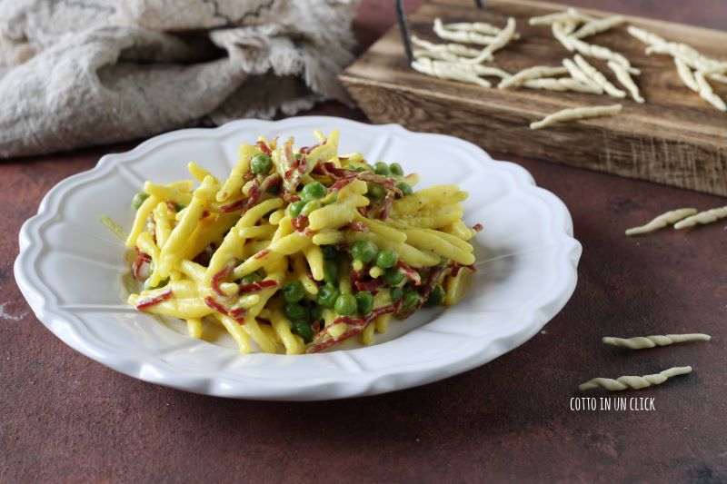pasta mit bresaola und erbsen mit safran