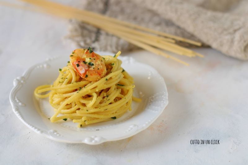 pasta con gamberi curcuma e ricotta primo piatto veloce