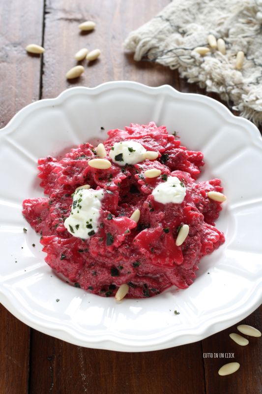pasta mit Rote Bete und Stracchino