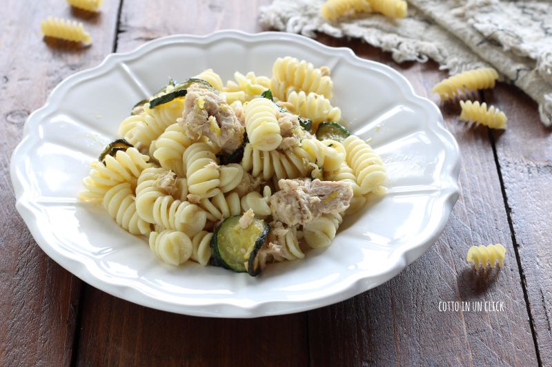 Pasta mit Zucchini, Thunfisch und Zitrone