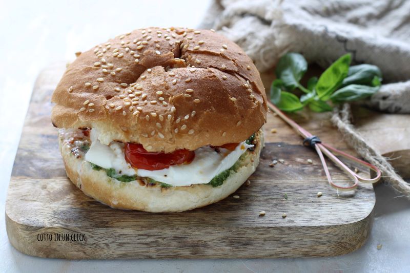Sandwich mit Burrata, Pesto und Kirschtomaten, schnell und lecker