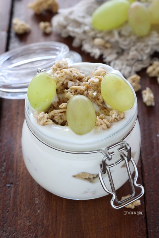 Skyr-Mousse mit Granola und Trauben