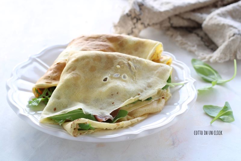 sommer-crepes mit rohem Schinken, Squacquerone und Rucola
