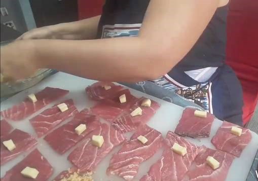 Gegrillte Rote-Thunfisch-Röllchen