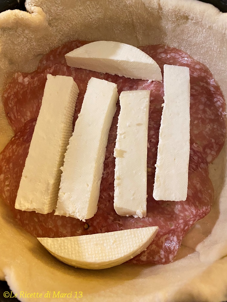 Originales Rezept der neapolitanischen Pizza chiena Salami