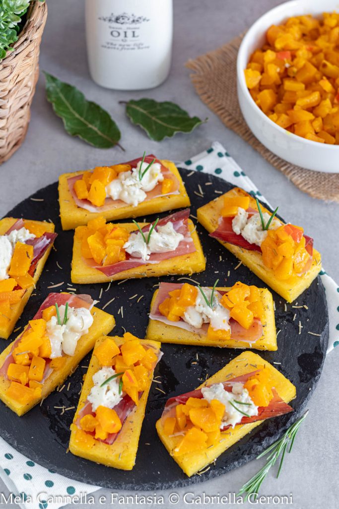 Polentaschnitten mit Kürbis, Speck und Gorgonzola