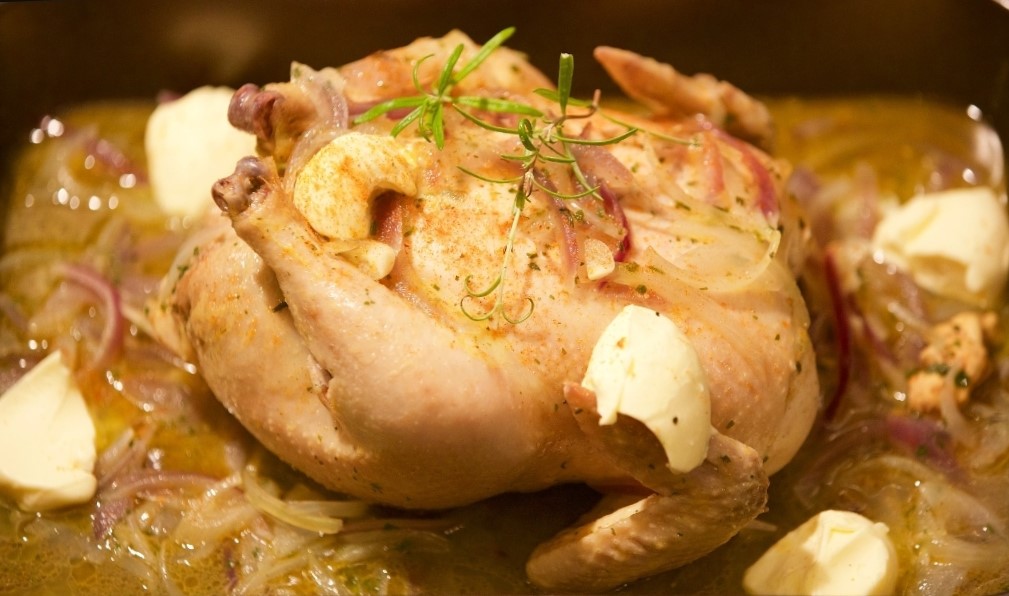 Ganzes Brathähnchen mit Kartoffeln