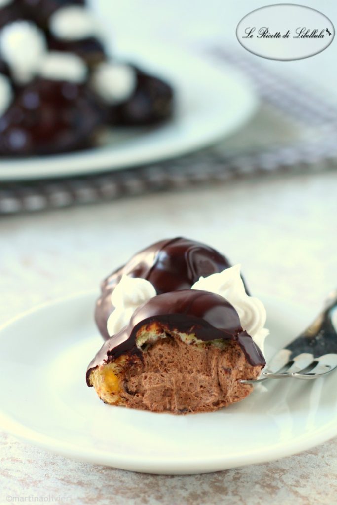 Schokoladen-Profiteroles gefüllt mit Sahne und Haselnusscreme