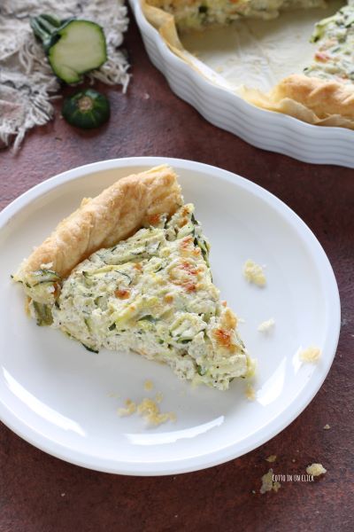 Die Quiche aus dem Ofen nehmen, in Scheiben schneiden und servieren