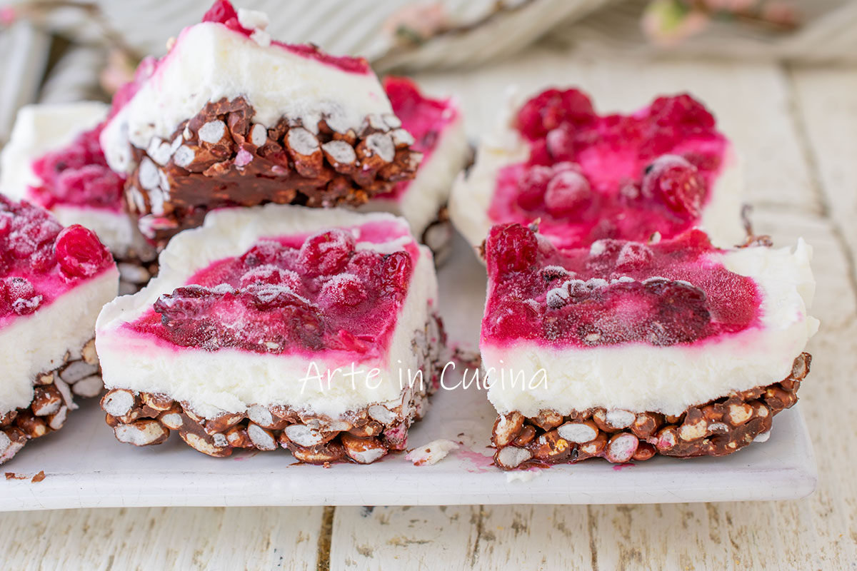 Reiskuchen mit gepufftem Reis und Joghurt mit Waldfrüchten