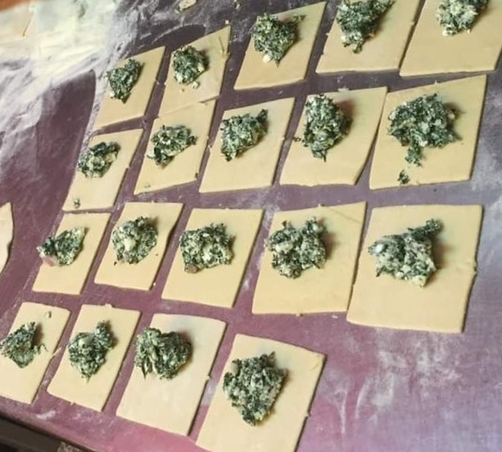 Ravioli oder Agnolotti mit Ricotta und Spinat