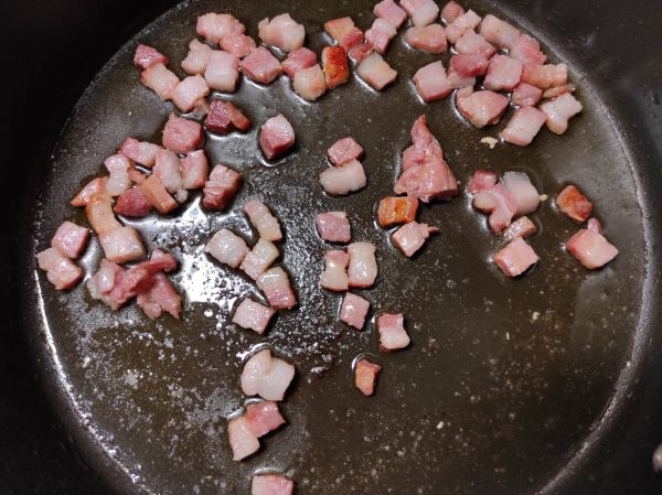 braten Sie den Speck an