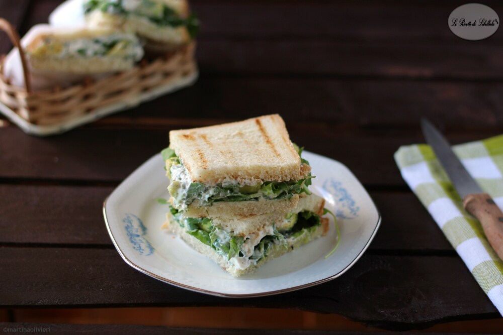 Sandwich mit Joghurtcreme und Avocado