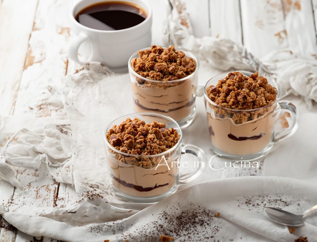 Schichtdessert mit Kaffee und Schokolade