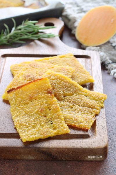 Schneiden Sie die Schiacciata in Rauten und servieren Sie sie auf den Tisch