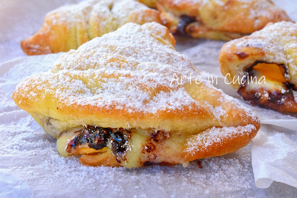 Schnelle Blätterteiggebäcke mit Creme und Marmelade