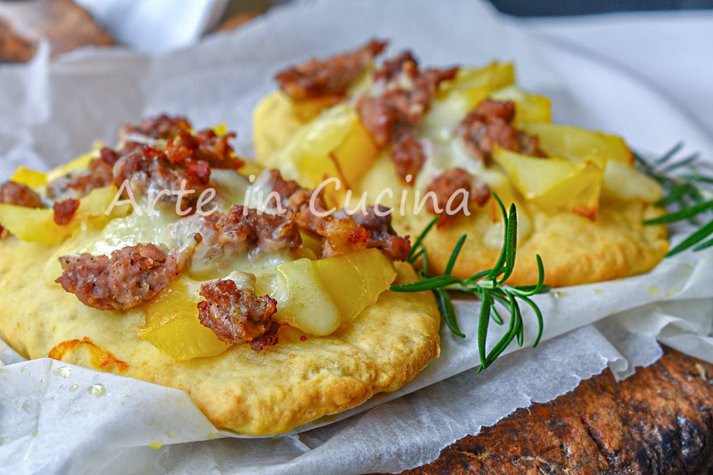 Schnelle Fladenbrote mit Würstchen und Kartoffeln