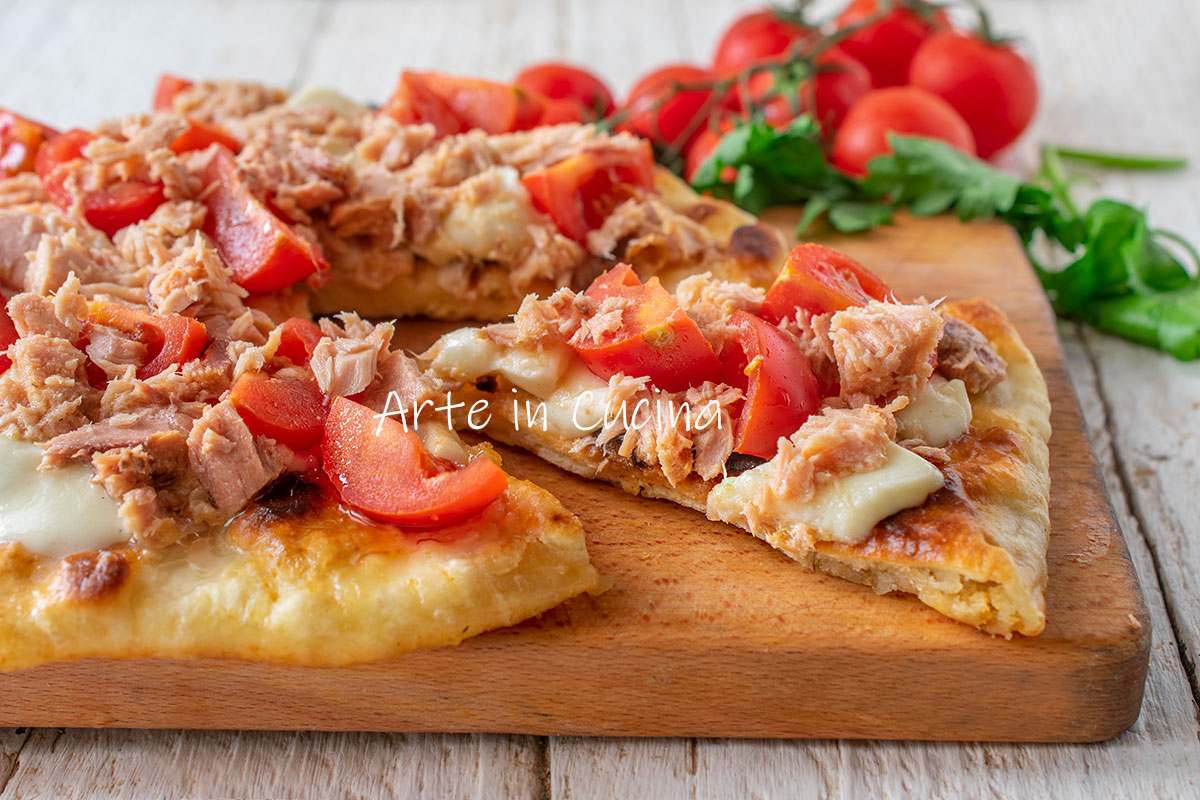 Thunfisch und Tomatenpizza ohne Hefe
