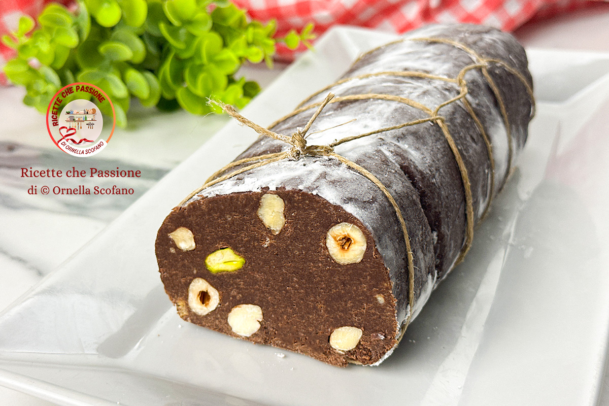 Schokoladensalami mit Kondensmilch und Trockenfrüchten