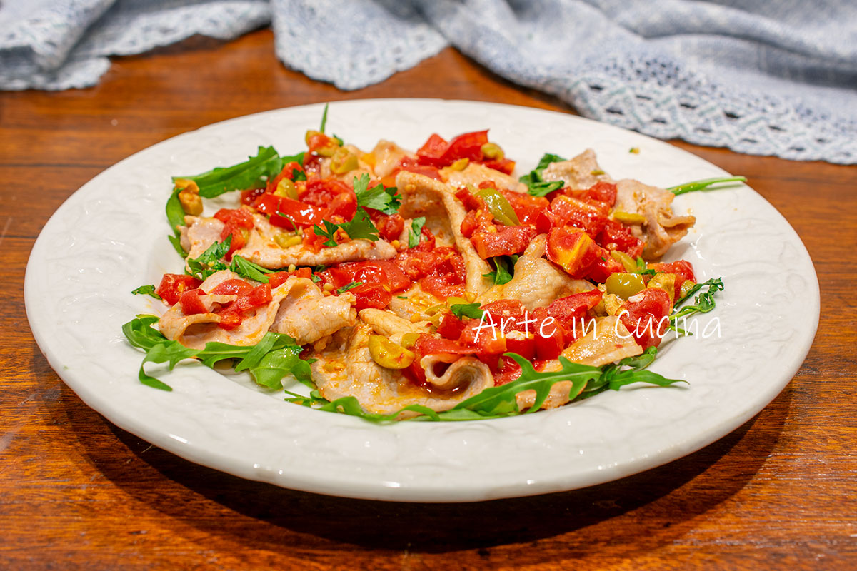 Schnitzel aus Schweinelende mit Kirschtomaten und Oliven