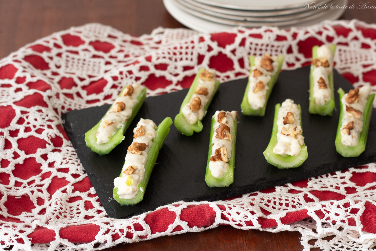 Sellerieboote mit Gorgonzola und Walnüssen