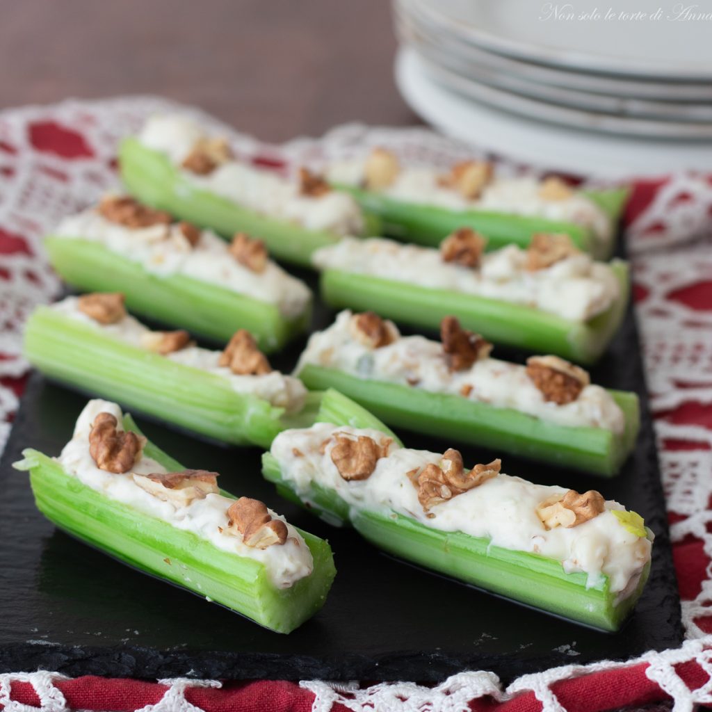 sellerieboote mit gorgonzola und walnüssen