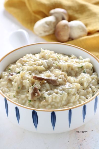 Servieren Sie das Risotto mit Pilzen und gehackter Petersilie