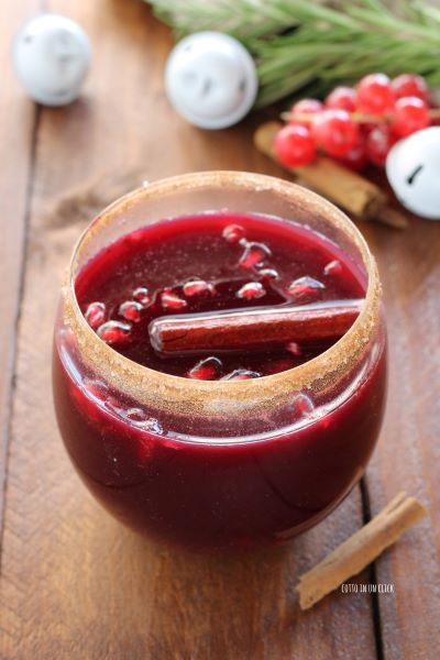 Servieren Sie den Aperitif in den Gläsern