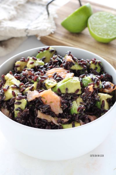 Servieren Sie den Reissalat mit Lachs und Avocado