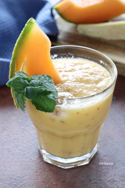 servieren-sie-den-smoothie-mit-ein-paar-minzblättern