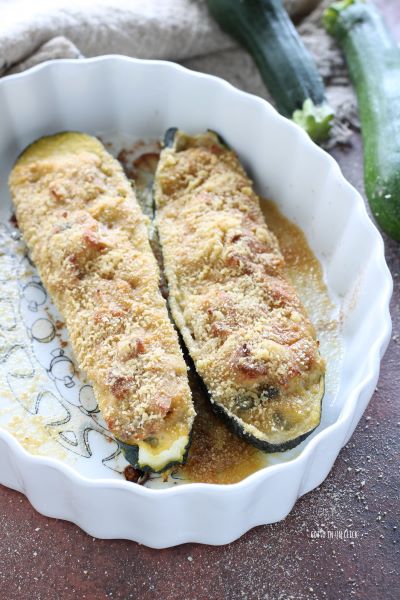 servieren Sie die gefüllten Zucchini heiß oder kalt