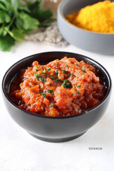 serviere die Sauce mit gehacktem frischem Koriander