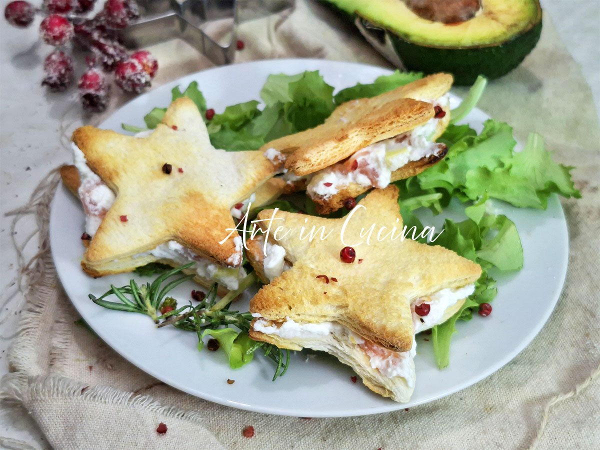 STERNCHEN aus TOASTBROT mit LACHS und AVOCADO